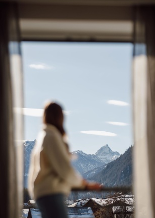 Blick auf die verschneiten Berge vom Resl's Hotelbalkon im Winterurlaub in Flachau