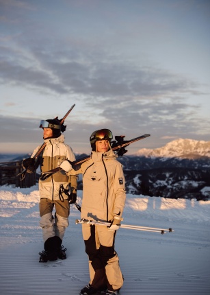 Skifahrer bereiten sich an der Talstation in Flachau im Skigebiet Ski amadé auf die Abfahrt vor
