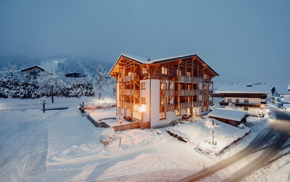 Winteransicht der modernen Lodge Emmy des Hotels Resl in Flachau