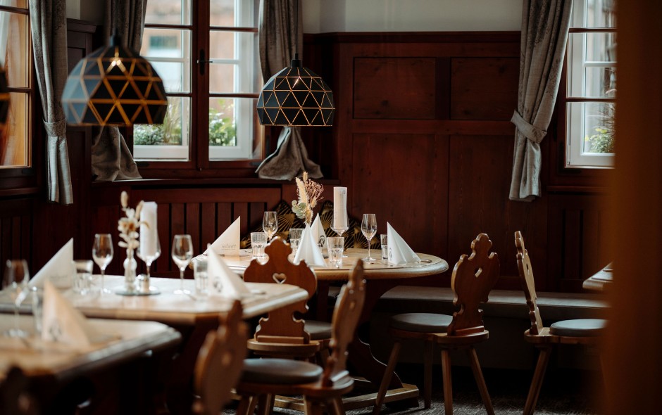 Gemütlich gedeckter Restauranttisch mit Holzmöbeln