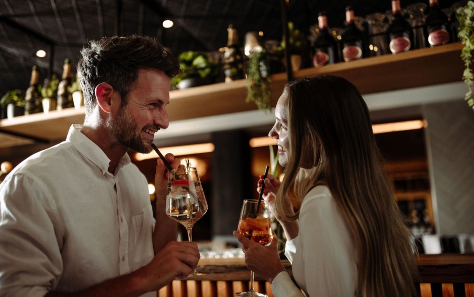 Paar genießt gemeinsam Cocktails an der Hotelbar in entspannter Atmosphäre