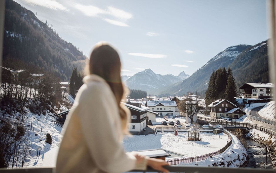 Blick vom Hotelbalkon auf die verschneiten Berge während des Winterurlaubs in Flachau.