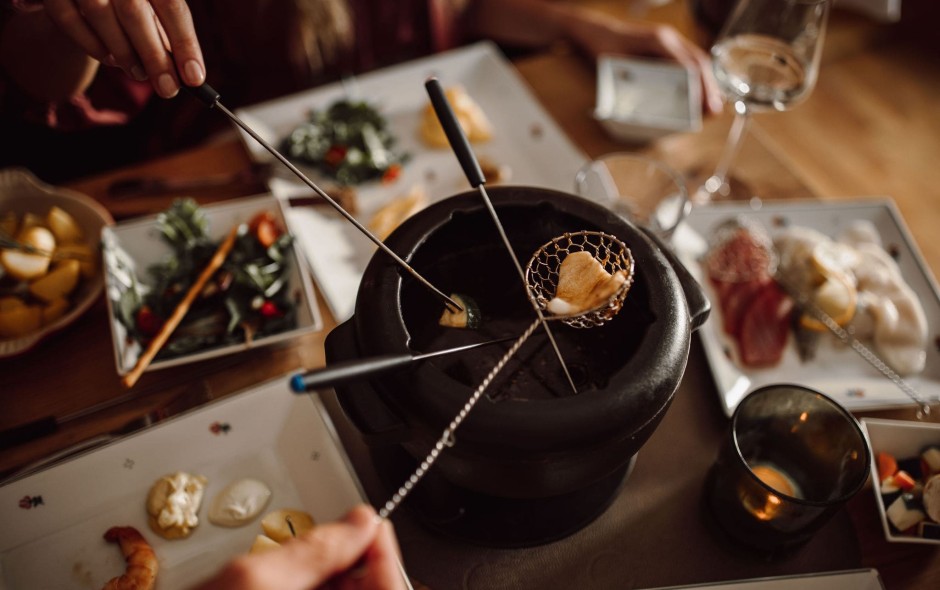 Abendessen mit Fondue, frischem Gemüse, Fleisch und Dips im Fonduerestaurant Ennshof