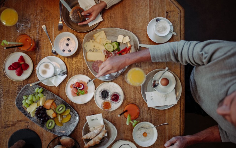 Reich gedeckter Frühstückstisch im Skihotel Resl in Flachau
