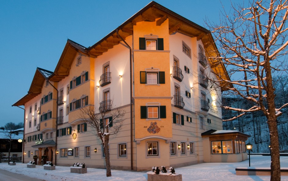 Hotel Resl im Winter - Außenansicht bei Dämmerung