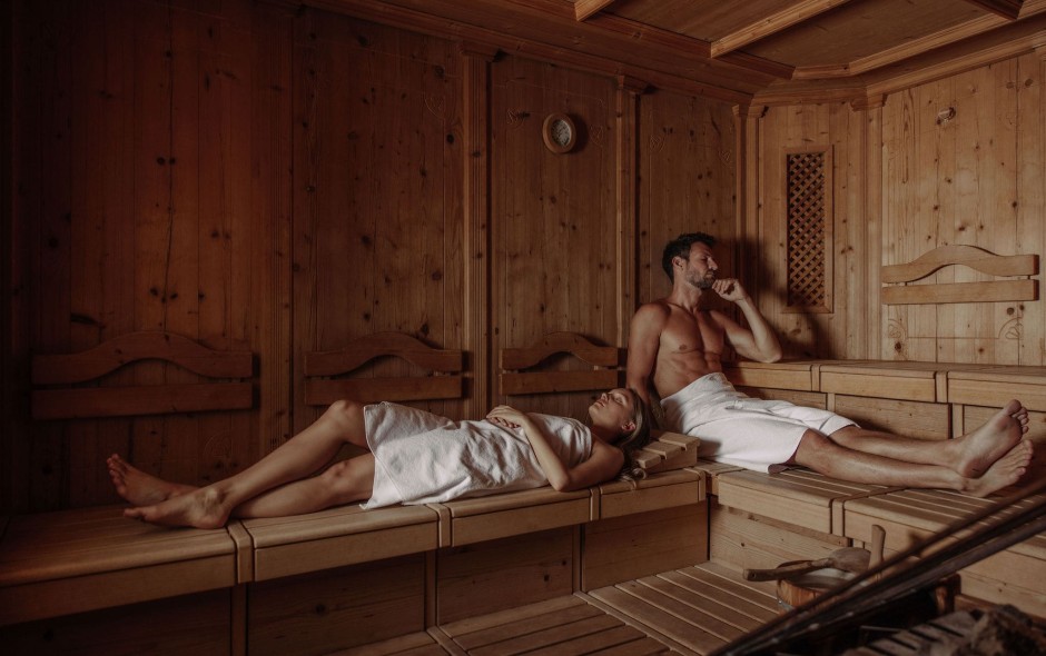 Paar entspannt in der Holzsauna des Hotel Resl und genießt die wohltuende Wärme