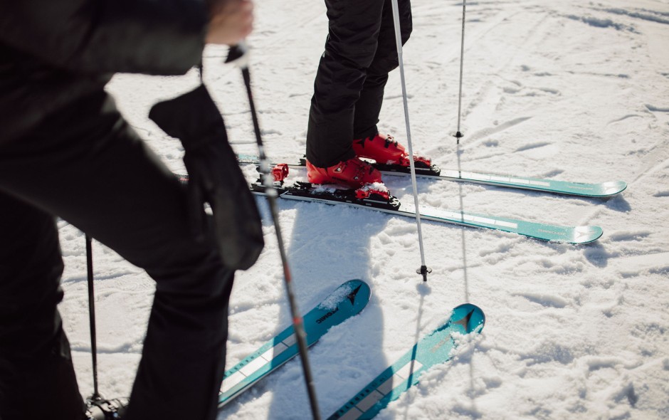 Skifahrer auf der Piste in Flachau