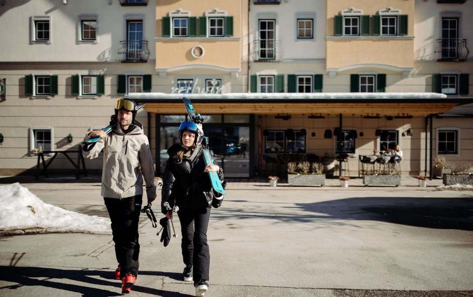 Skifahrer starten vom Skihotel Resl direkt zum Skilift in Flachau, Ski amadé, Österreich