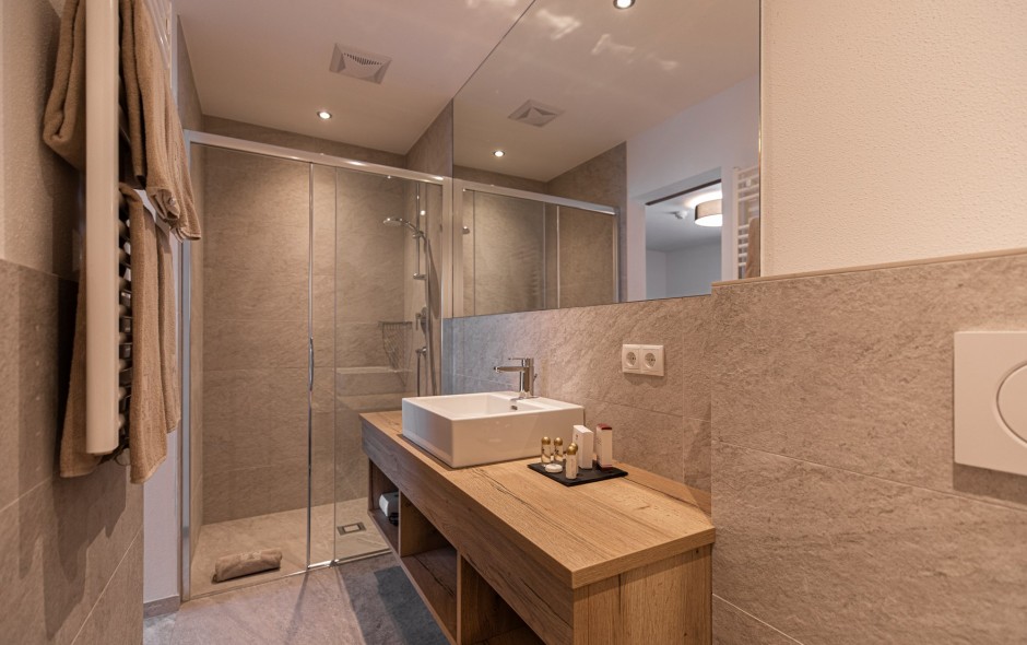 Badezimmer im Double Medium Zimmer Lodge Emmy in Flachau