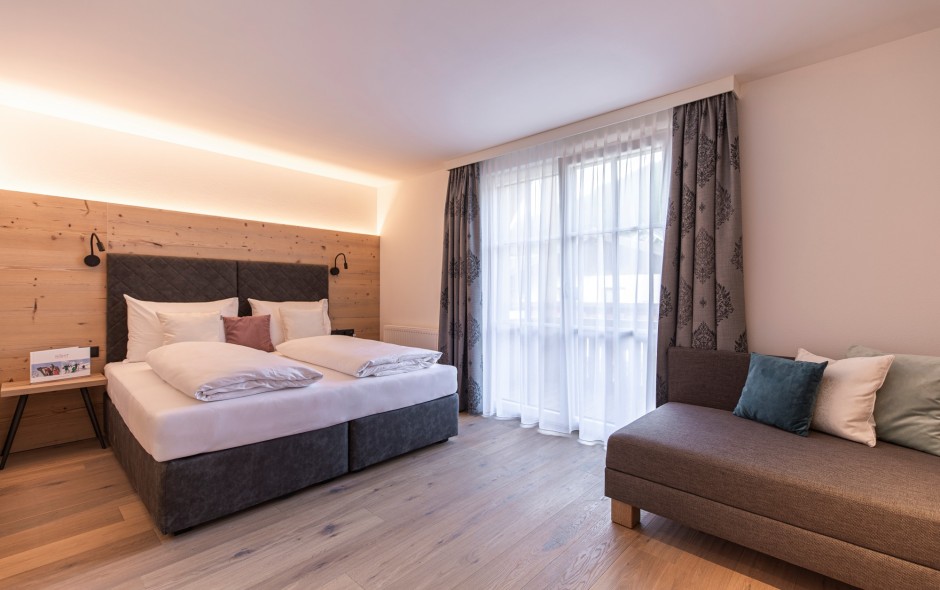 modernes Doppelbett im Double Medium Zimmer Lodge Emmy in Flachau