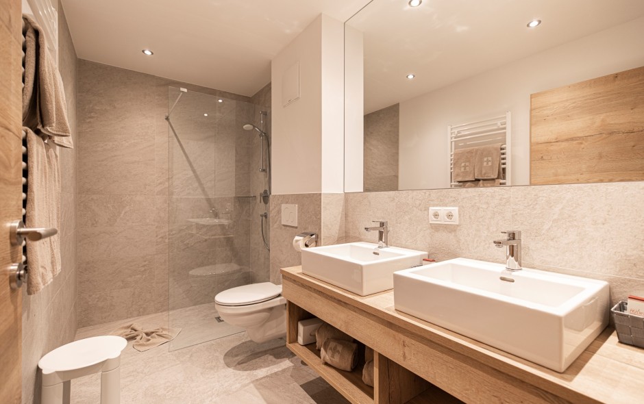 Badezimmer im Studio Zimmer in der Lodge Emmy in Flachau
