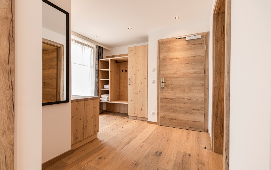 moderner und heller Flur im Studio Zimmer in der Lodge Emmy in Flachau