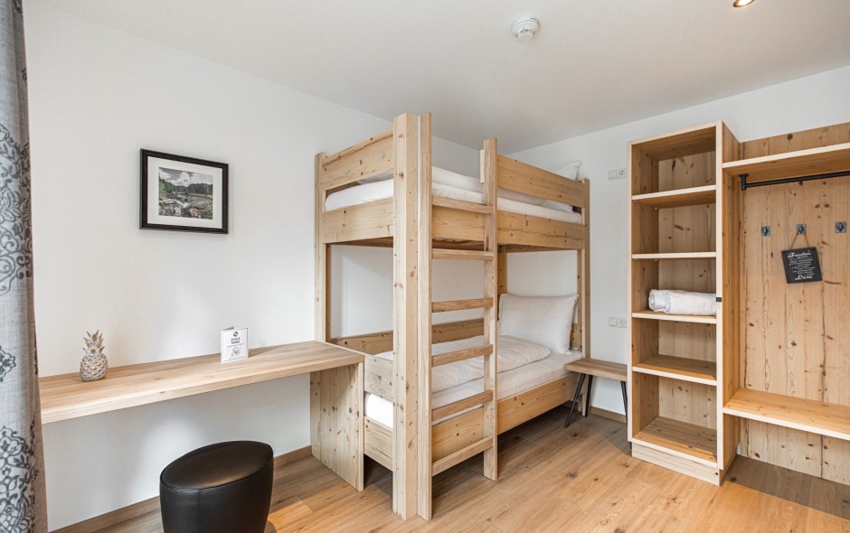 Stockbett aus Holz im Zimmer Studio in der Lodge Emmy in Flachau