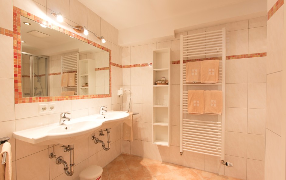 Badezimmer in der Suite im Ennshof in Flachau