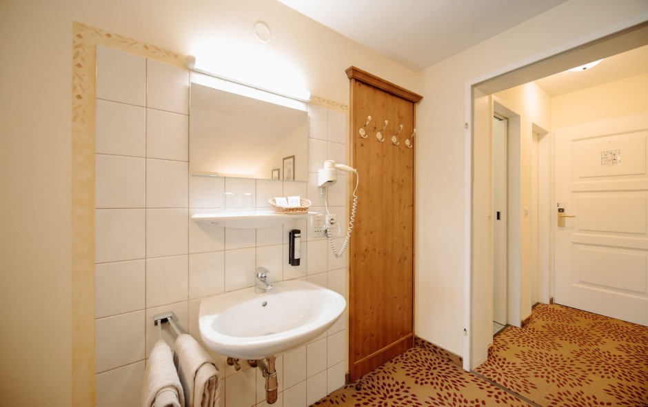 Badezimmer im Double Medium Zimmer im Reslwirt Hotel in Flachau
