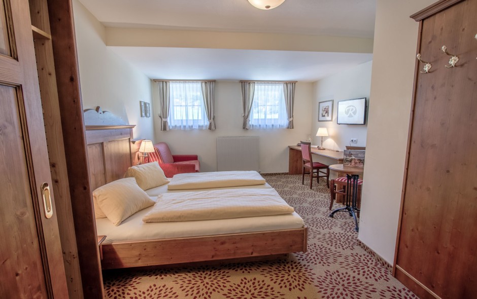 Schlafzimmer im Double Medium Zimmer im nostalgischen Ennshof in Flachau