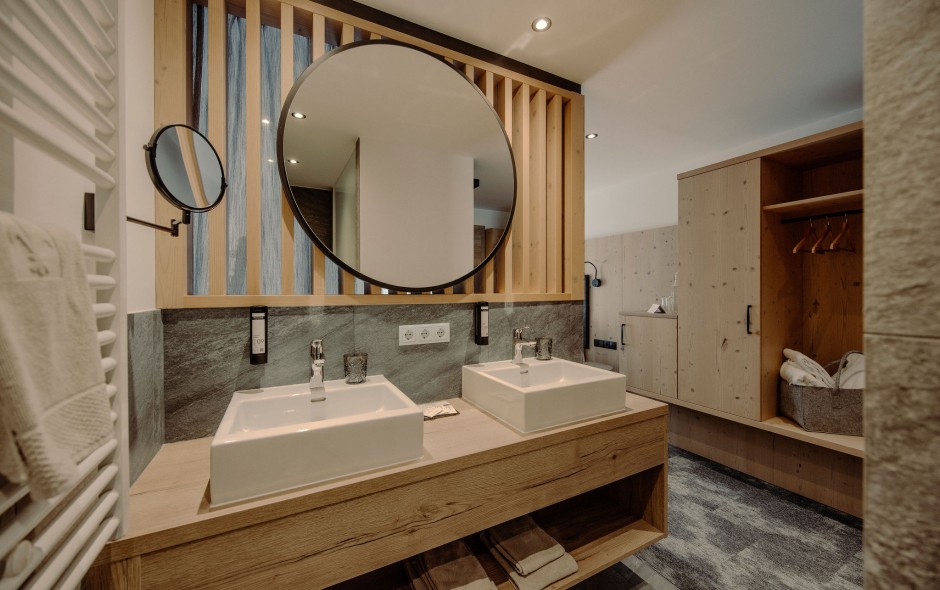 Badezimmer im Double Medium Zimmer Hotel Reslwirt in Flachau