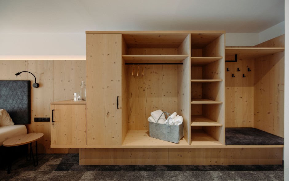 Kleiderschrank im Double Medium Zimmer im Reslwirt Flachau