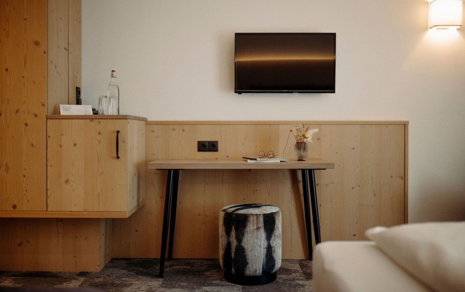 Doppel Medium Schlafzimmer mit Schreibtisch im Reslwirt Hotel in Flachau