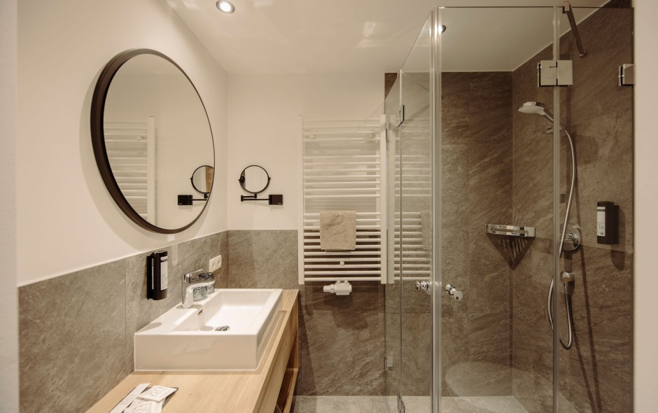 Badezimmer in der Suite Small im Reslwirt Flachau